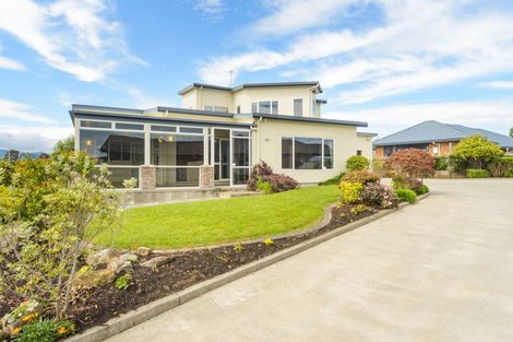 Photo of property in 1 Silkwood Place, Fitzherbert, Palmerston North, 4410
