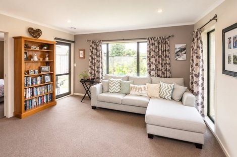 Photo of property in 4 Dryden Court, Kelvin Grove, Palmerston North, 4414