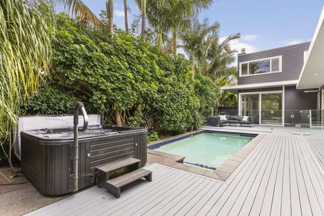 Photo of property in 20 Marine Parade, Mellons Bay, Auckland, 2014