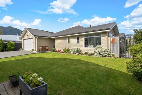 Photo of property in 6a Huia Street, Waikawa, Picton, 7220