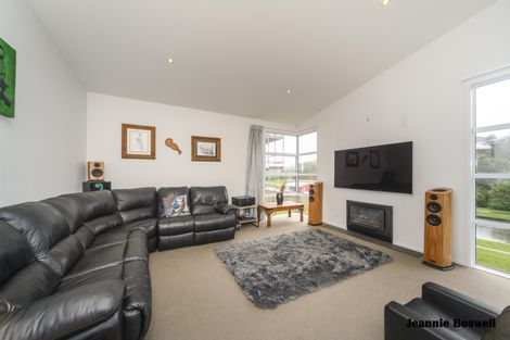 Photo of property in 105 Cashmere Drive, Fitzherbert, Palmerston North, 4410