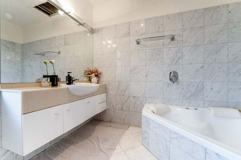 Photo of property in 18 Ribbonwood Crescent, Goodwood Heights, Auckland, 2105