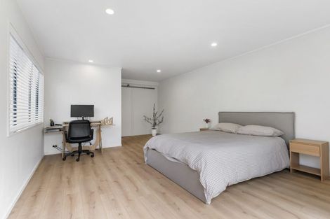 Photo of property in 5 Bridgehead Cove, West Harbour, Auckland, 0618