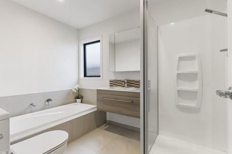 Photo of property in 11 Sauterne Road, Kumeu, 0810