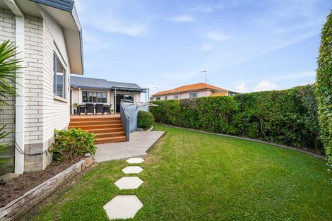 Photo of property in 72 Marina View Drive, West Harbour, Auckland, 0618