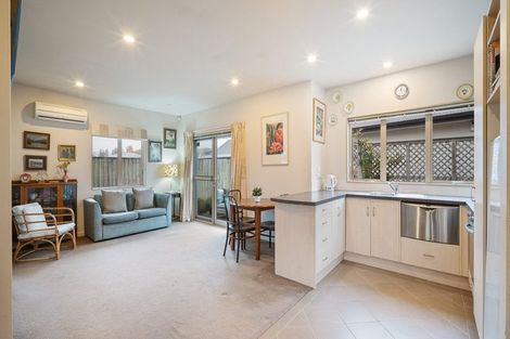 Photo of property in 4/15 Derrett Place, Saint Martins, Christchurch, 8022