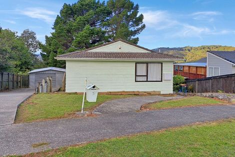 Photo of property in 5 Fenchurch Grove, Stokes Valley, Lower Hutt, 5019