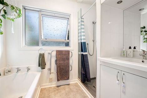 Photo of property in 21 Covil Avenue, Te Atatu South, Auckland, 0610