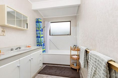 Photo of property in 8 Wallis Street, Raglan, 3225