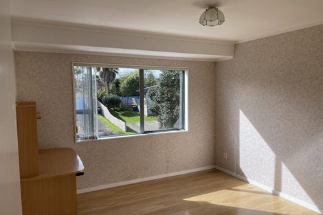 Photo of property in 1/4 Mossop Rise, Glenfield, Auckland, 0629