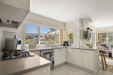 Photo of property in 20 Tenbless Court, Unsworth Heights, Auckland, 0632