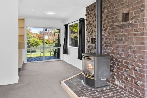 Photo of property in 3 Rika Place, Kawaha Point, Rotorua, 3010