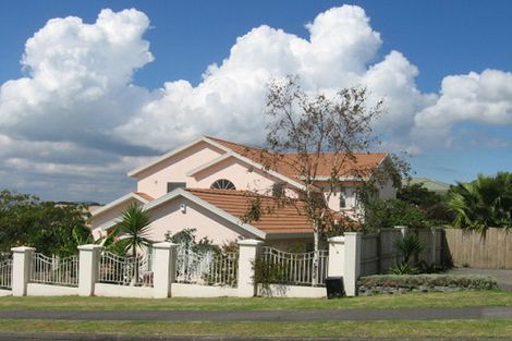 Photo of property in 15 Whiting Grove, West Harbour, Auckland, 0618