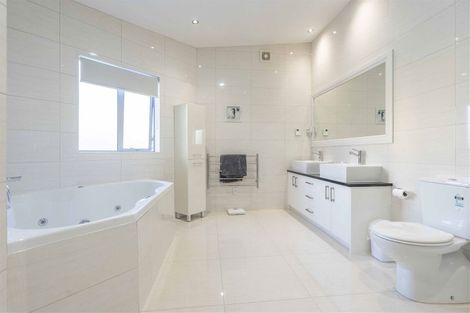 Photo of property in 13 Bintulu Place, Fairview Heights, Auckland, 0632