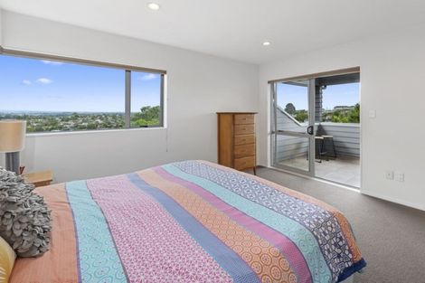 Photo of property in 2/23 Sunset Road, Totara Vale, Auckland, 0632