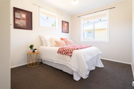 Photo of property in 5 Kenmore Street, Newlands, Wellington, 6037