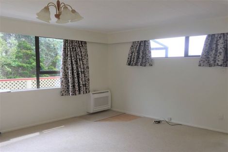 Photo of property in 2 Bancroft Terrace, Newlands, Wellington, 6037