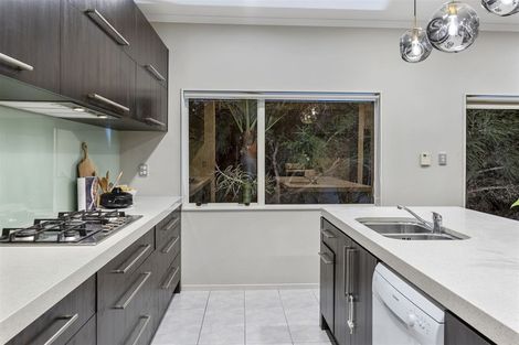 Photo of property in 12 Lakeridge Close, Northcross, Auckland, 0632