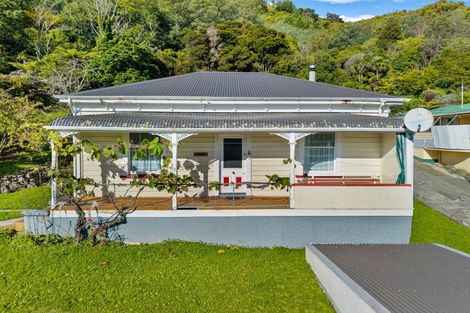 Photo of property in 15 Milton Terrace, Picton, 7220