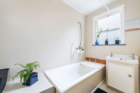 Photo of property in 20 Sunray Avenue, Titirangi, Auckland, 0604