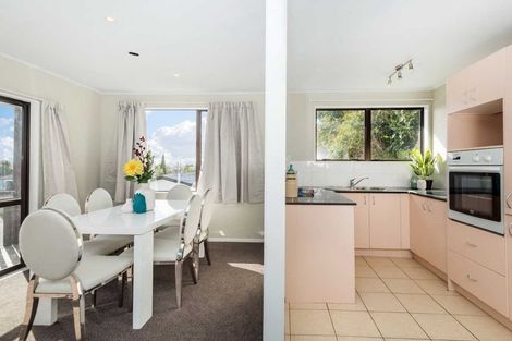 Photo of property in 12 Halloran Place, Massey, Auckland, 0614