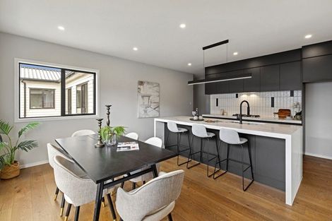 Photo of property in 11 Mcindoe Road, Kumeu, 0810