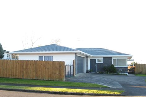 Photo of property in 1 Hadley Wood Drive, Wattle Downs, Auckland, 2103
