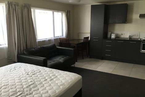 Photo of property in 8c Schnapper Rock Road, Schnapper Rock, Auckland, 0632