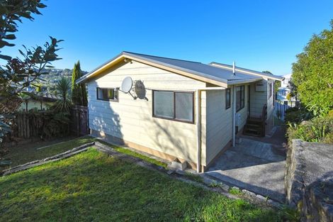 Photo of property in 23 Cheltenham Terrace, Newlands, Wellington, 6037