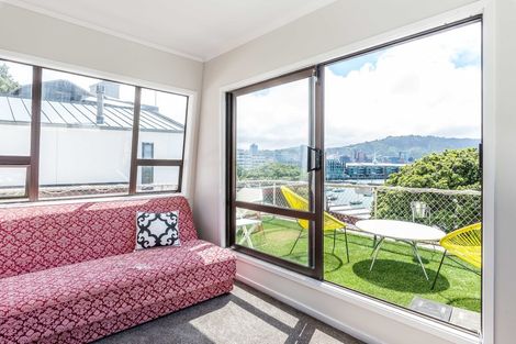 Photo of property in 124 Oriental Parade, Oriental Bay, Wellington, 6011