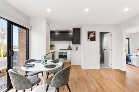 Photo of property in 43d Mirrabooka Avenue, Botany Downs, Auckland, 2010