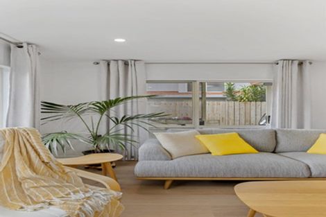 Photo of property in 2/1 Mossop Rise, Glenfield, Auckland, 0629