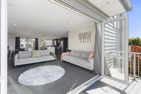 Photo of property in 2/143a Wiseley Road, West Harbour, Auckland, 0618