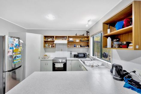 Photo of property in 60 Cobham Crescent, Kelston, Auckland, 0602