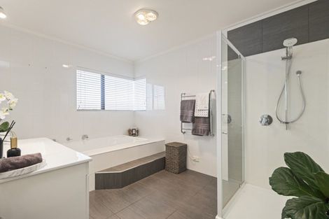 Photo of property in 8 La Lena Grove, Fitzherbert, Palmerston North, 4410