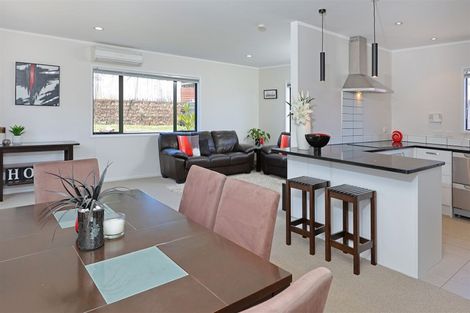 Photo of property in 14 Chesterton Terrace, Henderson, Auckland, 0612