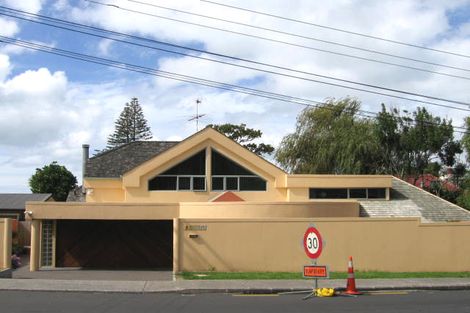 Photo of property in 1/301 Beach Road, Campbells Bay, Auckland, 0630