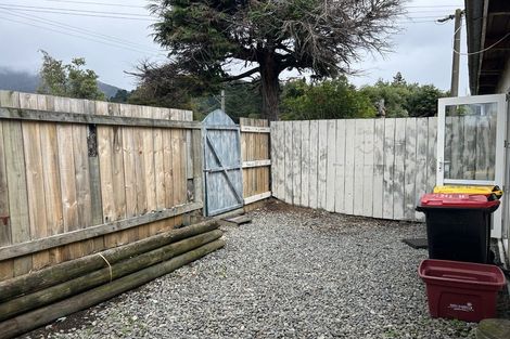 Photo of property in Acacia Flats, 2/207 Waikawa Road, Waikawa, Picton, 7220