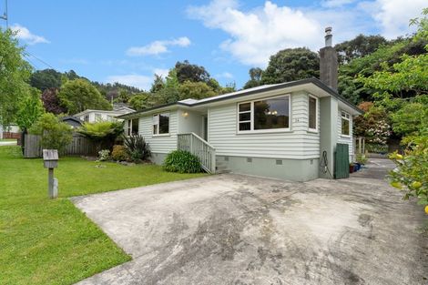 Photo of property in 14 Pinehaven Road, Pinehaven, Upper Hutt, 5019