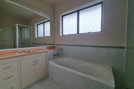 Photo of property in 17b Colmar Road, Mellons Bay, Auckland, 2014