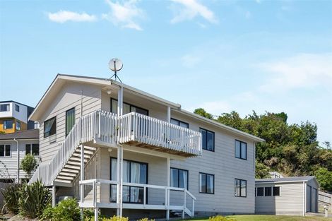 Photo of property in 10a Ted Gilberd Place, Newlands, Wellington, 6037