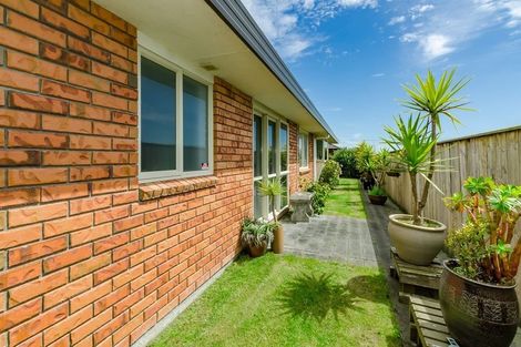 Photo of property in 8 Balmerino Grove, Waikanae, 5036