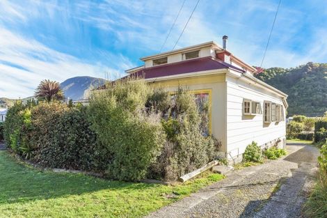 Photo of property in 83 Waikawa Road, Picton, 7220