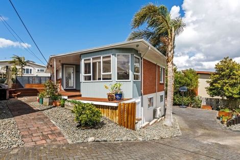 Photo of property in 2/83a Pupuke Road, Northcote, Auckland, 0627