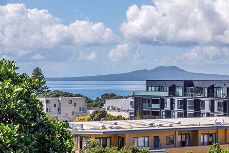 Photo of property in 1 Paterson Mews, Browns Bay, Auckland, 0630