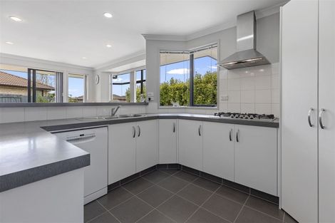 Photo of property in 30 Seabreeze Place, Papamoa Beach, Papamoa, 3118