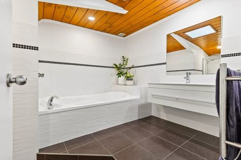 Photo of property in 15a Whangaparaoa Road, Red Beach, 0932