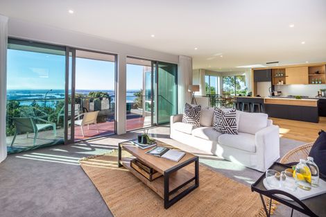 Photo of property in 10 Hilltop Lane, Mount Pleasant, Christchurch, 8081