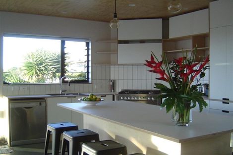 Photo of property in 26 Surf Road, Stanmore Bay, Whangaparaoa, 0932