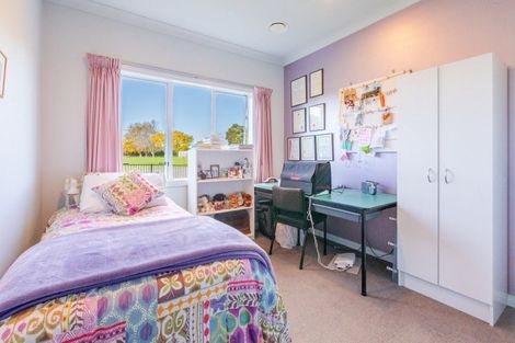 Photo of property in 32 Heynes Place, Clive, 4102